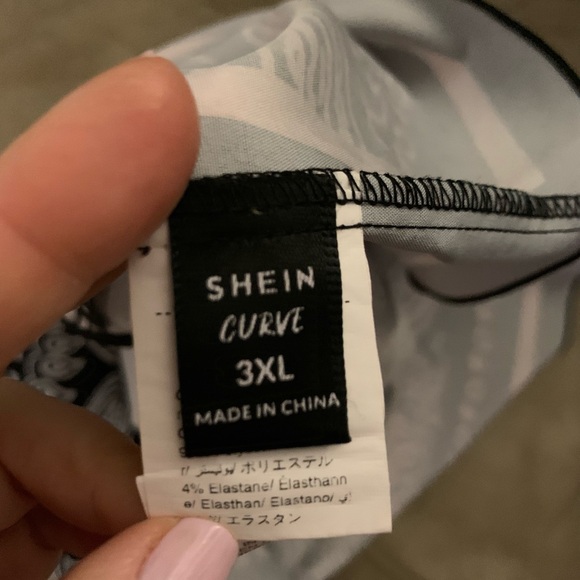New SHEIN Bandana Black White Print TOP size 3X NWOT V-hem - Picture 5 of 5